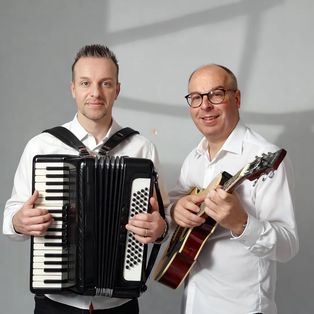 Bastiii mit Akkordeon und Isi mit Gitarre