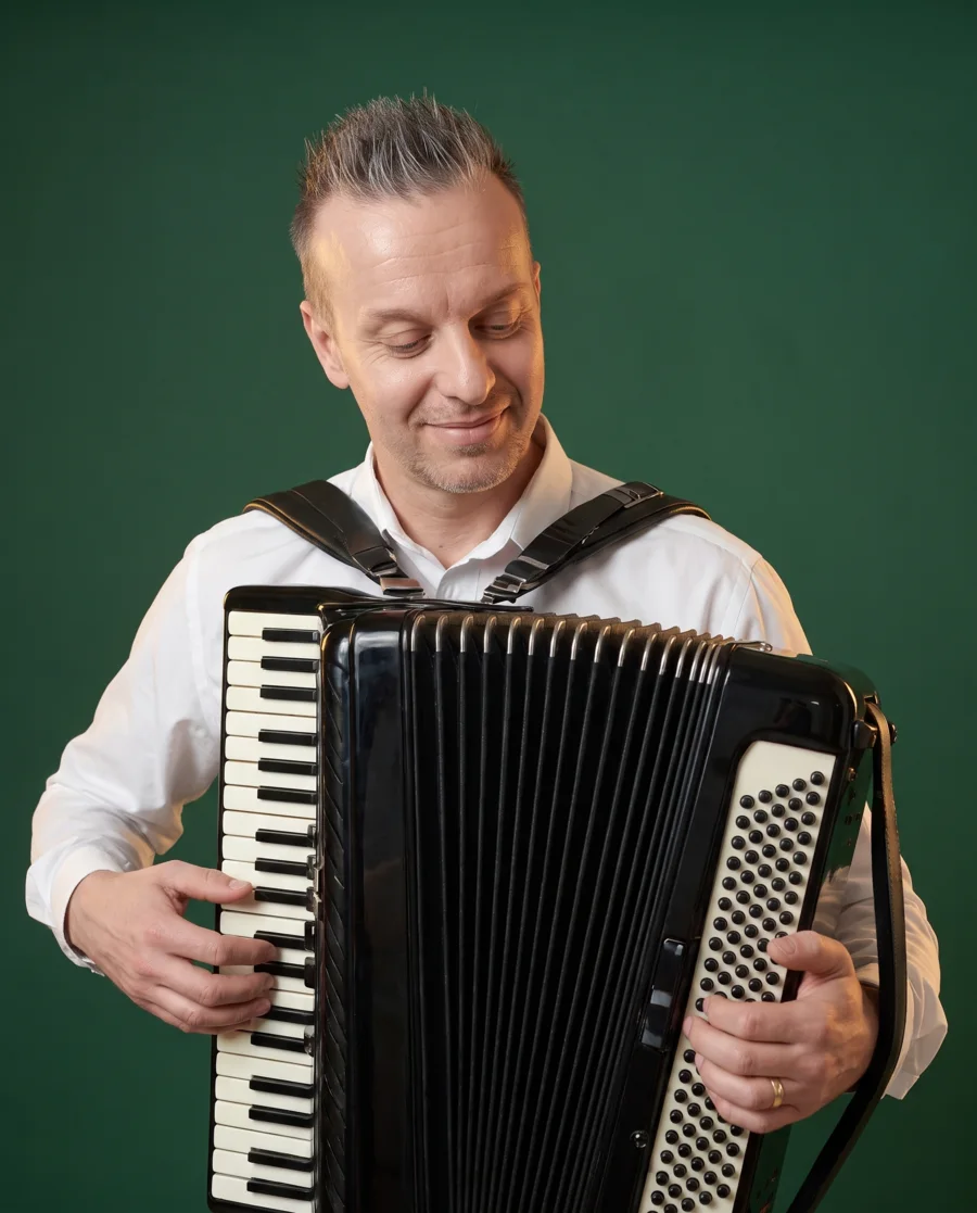 Bastiii spielt Akkordeon, Blick auf die Tasten